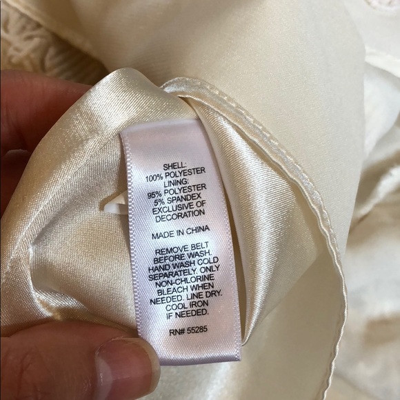 💕🌸Express🌸💕 Cream Keyhole Neckline Dress - Picture 5 of 6